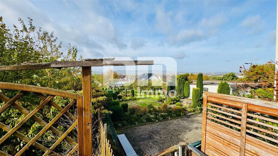 Handwerkertraum mit XL-Grundstück: Doppelhaushälfte mit Nebengebäude zur Sanierung - Terrasse Wohngebäude / Panoramablick über Kassel